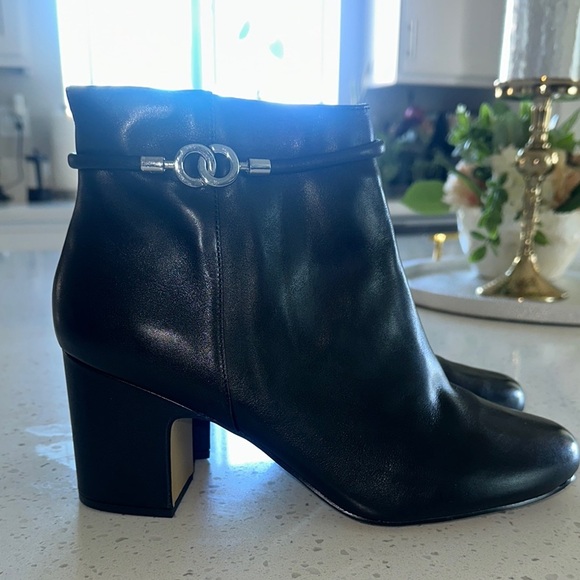 Bella Vita Black Ankle Boots with Sleek Design - Picture 1 of 9